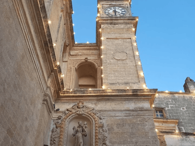 Tour de l'église à Ruffano, illuminée le soir, mettant en valeur son architecture baroque et sa riche histoire.