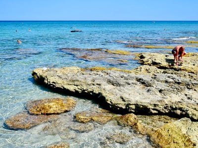 Baia dei Turchi, avec ses eaux cristallines et ses rochers, attire les baigneurs et les explorateurs de la nature.