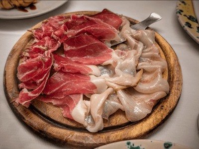 Plateau de charcuterie à Cibus, featuring une sélection de viandes bien présentées, parfait pour un repas convivial.
