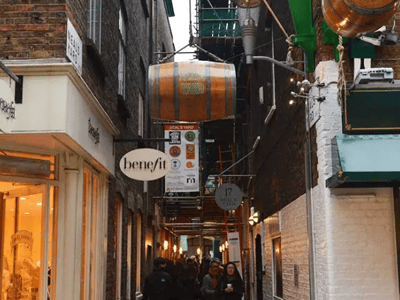 Rue animée de Carnaby avec des boutiques et des passants, reflétant l'atmosphère dynamique de ce fameux quartier londonien.
