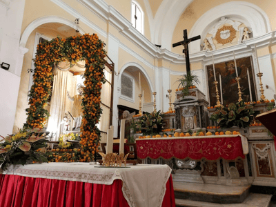 L'autel décoré de fruits à la Collegiata dell'Assunta, mettant en valeur la beauté architecturale et la tradition locale.