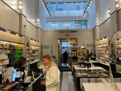 Intérieur moderne de la pharmacie Zitomer, avec des étagères élégantes de produits de beauté et un éclairage magnifique.