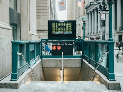 Entrée de la station Wall Street avec panneaux d'information sur les lignes 2 et 3, au cœur du Financial District.