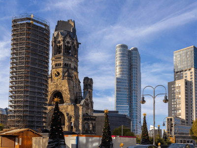 Église du Souvenir de Berlin en face de la modernité des gratte-ciel, ornée d'arbres de Noël au Breitscheidplatz.