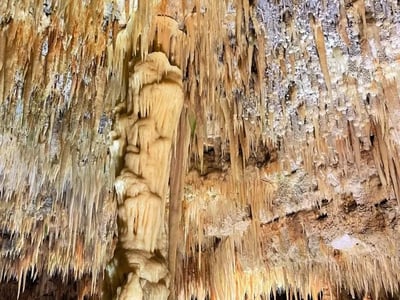 Gorges stalactites et stalagmites illuminées dans les grottes de Castellana, un site naturel impressionnant en Italie.