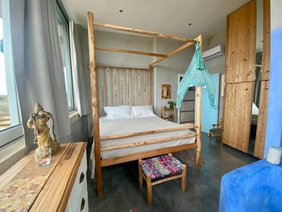 Chambre moderne au Le Palombelle Casa Vacanze, avec lit en bois et décor chaleureux, parfaite pour un séjour relaxant.