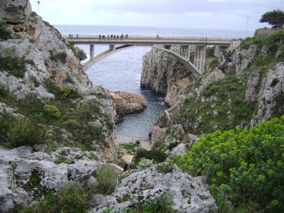 Ciolo Bridge offers a spectacular view of the Adriatic Sea and the surrounding cliffs, perfect for nature lovers.