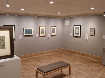 Salle d'exposition du Courtauld Gallery, affichant des œuvres sur papier et un banc pour les visiteurs à admirer.