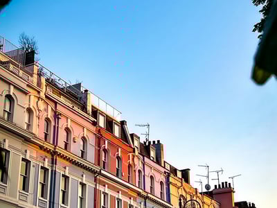 Colorful houses under a blue sky, typical of Notting Hill, famous for its vibrant and artistic atmosphere.