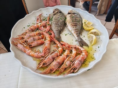  fruits de mer frais accompagnés de citron, servies au restaurant Il Villino, soulignant la cuisine méditerranéenne.