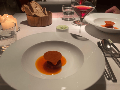 Délicieux dessert présenté au Cookies Cream, avec un biscuit croustillant sur un fond de caramel et une touche de sorbet.