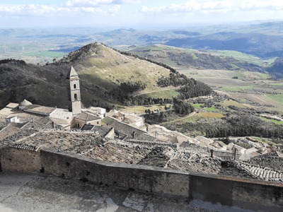 Vue panoramique du Château impérial surplombant des collines verdoyantes et des villages pittoresques.