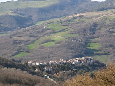 Vue panoramique de Celle di San Vito, village pittoresque entouré de collines verdoyantes et vallées paisibles.