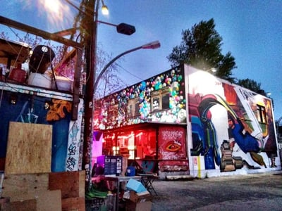 Mur coloré et illuminé au RAW-Gelände, témoin d'expressions artistiques créatives en plein air. Atmosphère vibrante et artistique.