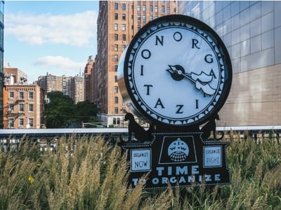 Artistic clock on the High Line in New York, evoking the organization of time in a green urban setting.
