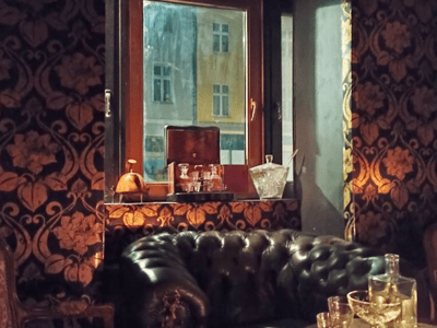 Intérieur élégant de Schwarze Traube, avec un canapé en cuir, une fenêtre largement illuminée et une ambiance chaleureuse.