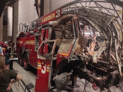 Camion de pompiers endommagé exposé au musée du 11 septembre près du World Trade Center, symbolisant le courage des premiers intervenants.