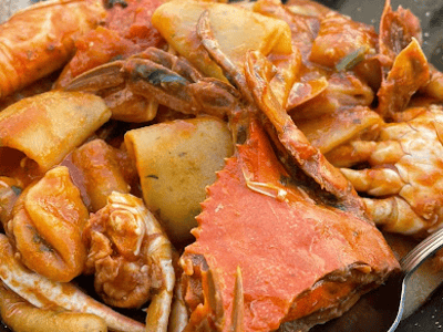 Seafood mix in a tomato sauce, a flavorful typical dish at Trattoria piaceri e tradizione.