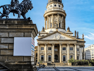 Vue du Deutscher Dom avec la statue d'un lion en premier plan, symbolisant l'histoire et l'architecture berlinoises.