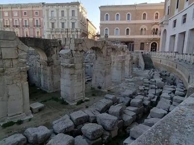 Ruines de l'Amphithéâtre romain de Lecce, témoignant de l'architecture antique au cœur de la ville.