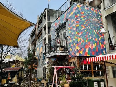 Mur coloré et façade animée à Holtzmarkt 25, mettant en valeur l'art urbain dans un quartier créatif de Berlin.