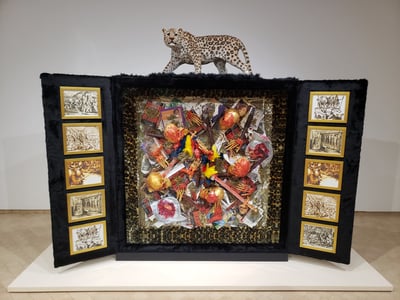 Œuvre d'art colorée avec un léopard en haut, exposée à El Museo del Barrio, célébrant la culture latino-américaine.