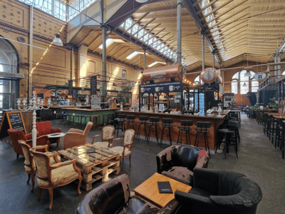 Un espace de marché vibrant à Arminiusmarkthalle, avec des sièges confortables et un bar animé, parfait pour déguster des spécialités.