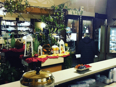Ambiance chaleureuse à la Cafeteria del Teatro, mettant en avant des lanternes décoratives et une sélection de boissons.