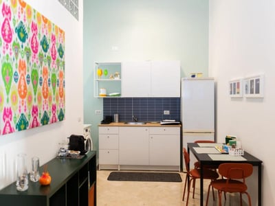 Modern and welcoming kitchen of the Garruba house 2, featuring bright colors and a friendly space for cooking.