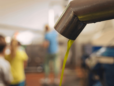 Écoulement d'huile d'olive fraîche à la fête de l'huile d'olive, célébrant la richesse gastronomique de la région.