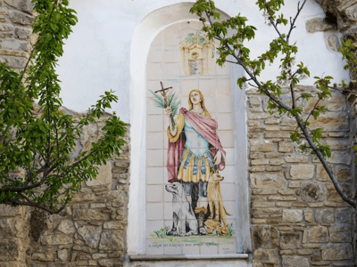 Fresque murale représentant une figure historique avec des animaux, située à Celle di San Vito, symbole de la culture locale.