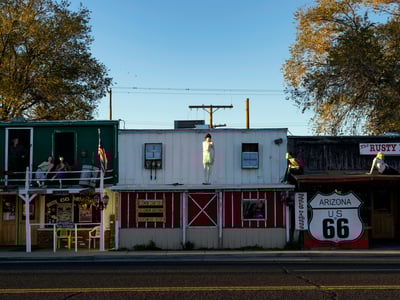 Colorful buildings along Route 66 in Williams, with mannequins and an attractive retro atmosphere.