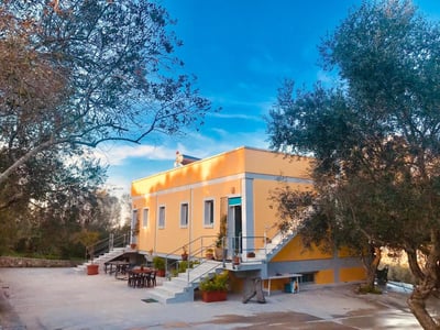 Maison lumineuse avec un jardin, située à Le Palombelle Casa Vacanze, offrant une atmosphère tranquille et accueillante.