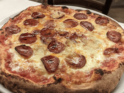Pizzas savoureuses avec pepperoni, servies au restaurant Le Fontanelle, offrant une expérience culinaire italienne authentique.