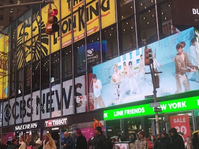 L'animation vibrante de Times Square, avec ses panneaux lumineux et sa foule en mouvement captivée par la ville.