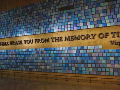 Mur commémoratif coloré au World Trade Center, affichant des mots en hommage à la mémoire des victimes.