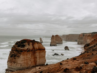 Plateau rocheux surplombant une mer agitée, avec des formations côtières emblématiques, près de Peterborough, Victoria.