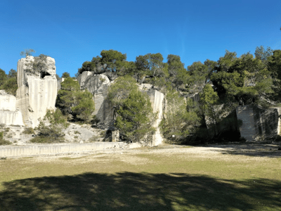 Ruines de carrière à Gravina e Cave di Fantiano, entre paysages naturels et vestiges d'exploitation minière.