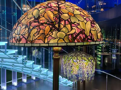 Lustres Tiffany aux motifs floraux exposés au New York Historical Society, témoignant de l'artisanat du début du XXe siècle.