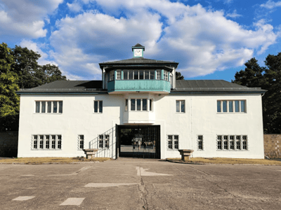 Complexe historique de Sachsenhausen, façade principale avec horloge, symbole de la mémoire des camps de concentration.