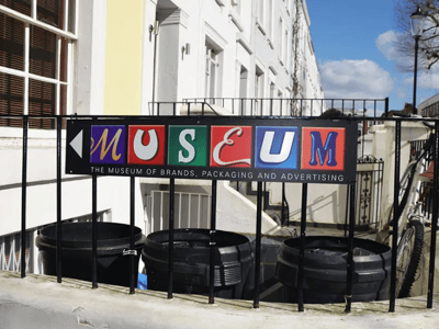Sculpture colorée annonçant le Museum of Brands à Notting Hill, célèbre pour son histoire de la publicité et des emballages.