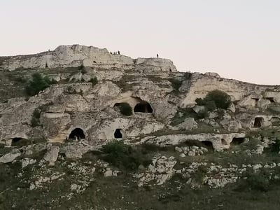 Maisons troglodytes anciennes à Antera Matera Casa Grotta, témoignant de l'histoire unique de la région.