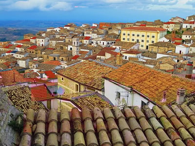 Vue panoramique des toits de Bovino, illustrant l’architecture médiévale et l'authenticité de ce village pittoresque.