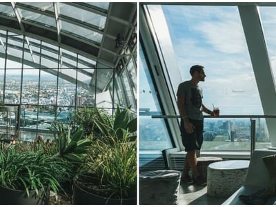 Vue panoramique du Sky Garden, avec un homme savourant une boisson près de plantes d'intérieur et une grande baie vitrée.