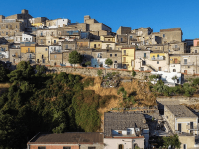 Vue des maisons colorées perchées à Sant'Agata di Puglia, reflétant l'architecture historique et artistique de la région.