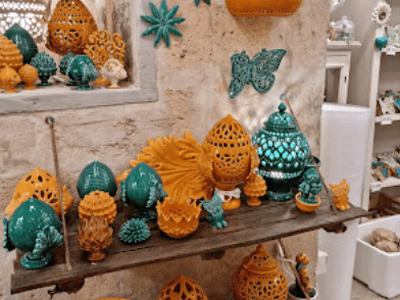 Vitrine colorée de céramiques turquoise et orange dans le Quartier de la céramique, mettant en valeur l'artisanat local.