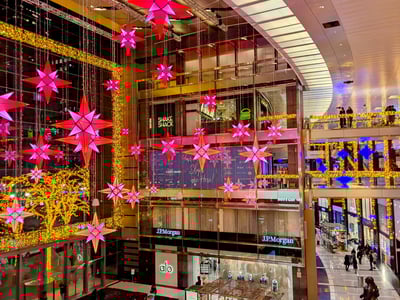 Décor lumineux festif avec des étoiles roses suspendues au Times Warner Center, créant une ambiance festive et vibrante.