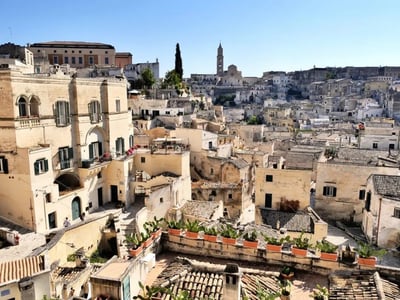 Vue panoramique de Matera depuis le Belvedere Luigi Guerricchio, avec ses maisons troglodytes et l'église en arrière-plan.