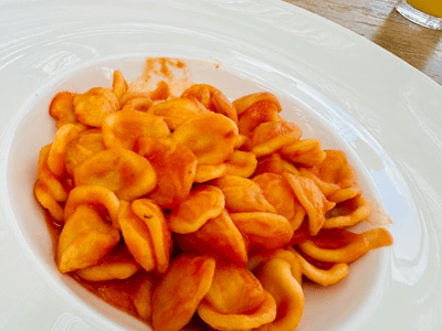 Pâtes orecchiette au sauce tomate, un plat savoureux servi au restaurant Al Trabucco da Mimì à la mer Adriatique.
