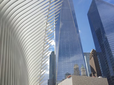 L'Oculus du World Trade Center, avec ses lignes architecturales fluides, contraste avec les gratte-ciel environnants.